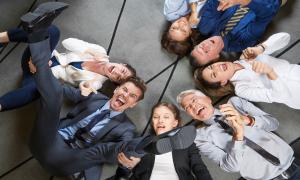 Češi nejsou v práci nešťastní. Spíš mají pocit, že stojí na místě