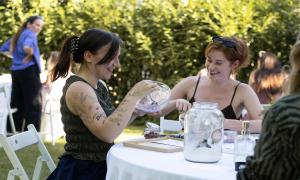 Smysluplné firemní dárky pro zaměstnance: Jak se vyhnout zbytečnostem a udělat radost?